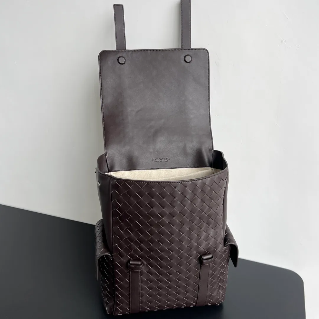 Batch 2560 #BV new men's backpack, super popular 🎒805971 ~ Made of soft calfskin, purely handmade. The weaving is tight and regular, the texture is three-dimensional, and the taste is low-key. 💥Hidden magnetic buckle opening and closing and multi-compartment storage allow for seamless switching between business and commuting. The interior is made of canvas that is wear-resistant and durable. It is highly recommended to brothers who pursue fashion and practicality. You will never be disappointed 👍 Dimensions: 39x31x14